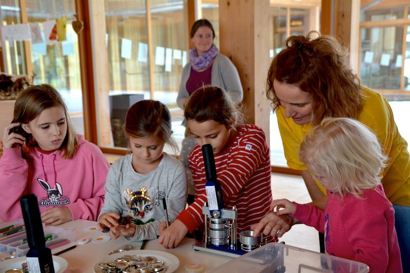 Sonneninsel Seekirchen Weihnachtswerkstatt: Kinder basteln Buttons