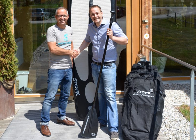 © Sonneninsel, Stemax Boarding Geschäftsführer Stephan Hörl (GF Stemax Boarding) und Thomas Janik (GF Sonneninsel Seekirchen)